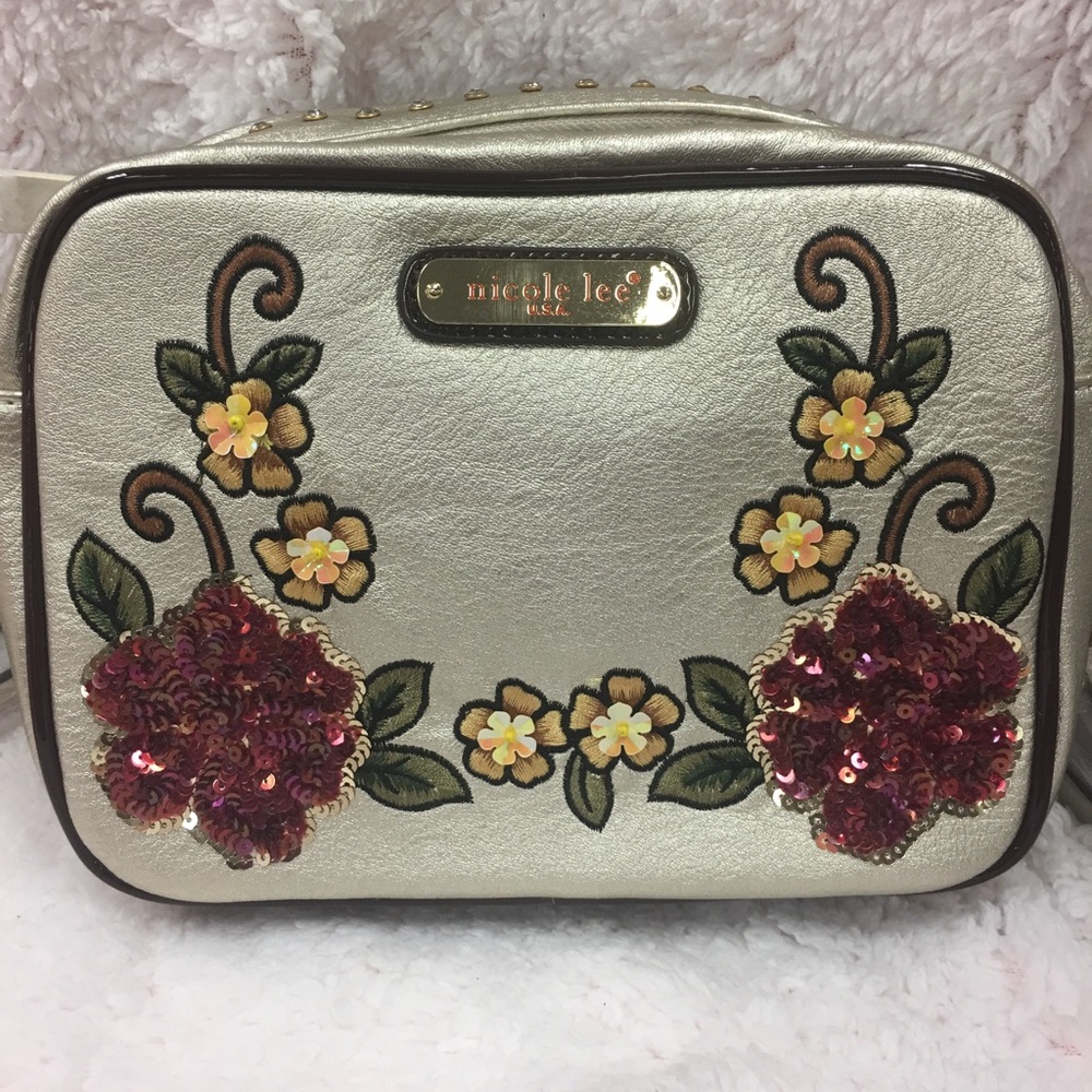 Light gold handbag with detachable strap ..